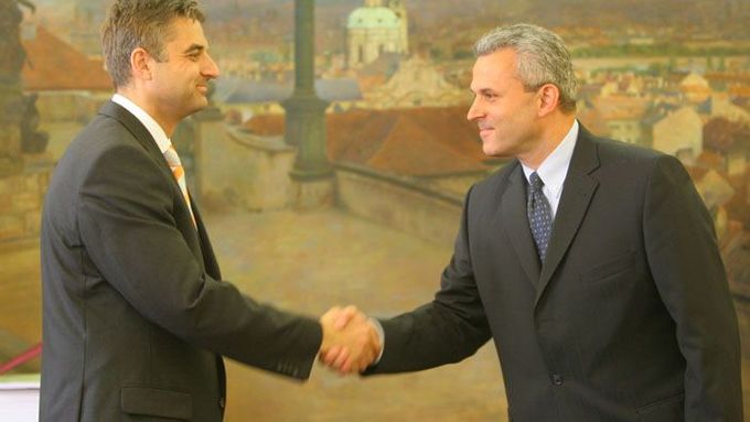 Ministr Karel Kühnl a Marek Obšil z firmy Defendia CZ po podpisu smlouvy