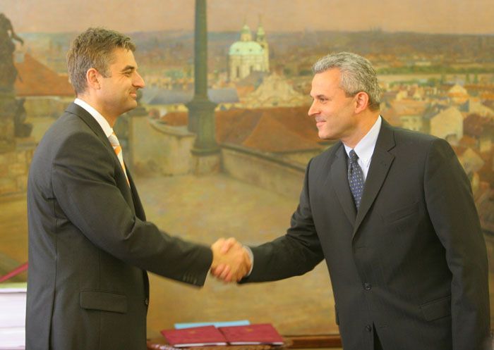 Ministr Karel Kühnl podepisuje smlouvu o dodávce obrněných transportérů