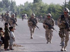 Konec války v Afghánistánu je stále v nedohlednu a počet obětí narůstá