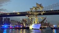 New York, USA: Výcviková loď mexického námořnictva Cuauhtemoc po kolizi s Brooklynským mostem v New Yorku. Neobvyklý incident na řece East River přilákal pozornost mnoha kolemjdoucích.