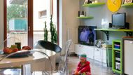 Architektka Strouhalová se spoluautorem televizního projektu proměn Radovanem Mačákem si prostor přišli prohlédnout a nejprve shrnuli průšvihy, které se musí vyřešit: Pokoj i kuchyně byly zařízeny provizorně, rodině už na vybavení bytu nezbyly peníze. Kuchyně byla málo funkční, neexistoval tu jídelní stůl, jako komoda pod televizi sloužila krabice od ní. V malém prostoru byly použity hned dvě různé podlahové krytiny: dlažba a plovoucí podlaha. Sjednocení podlahové plochy, které ji pomáhá opticky zvětšit, bylo prvním krokem.