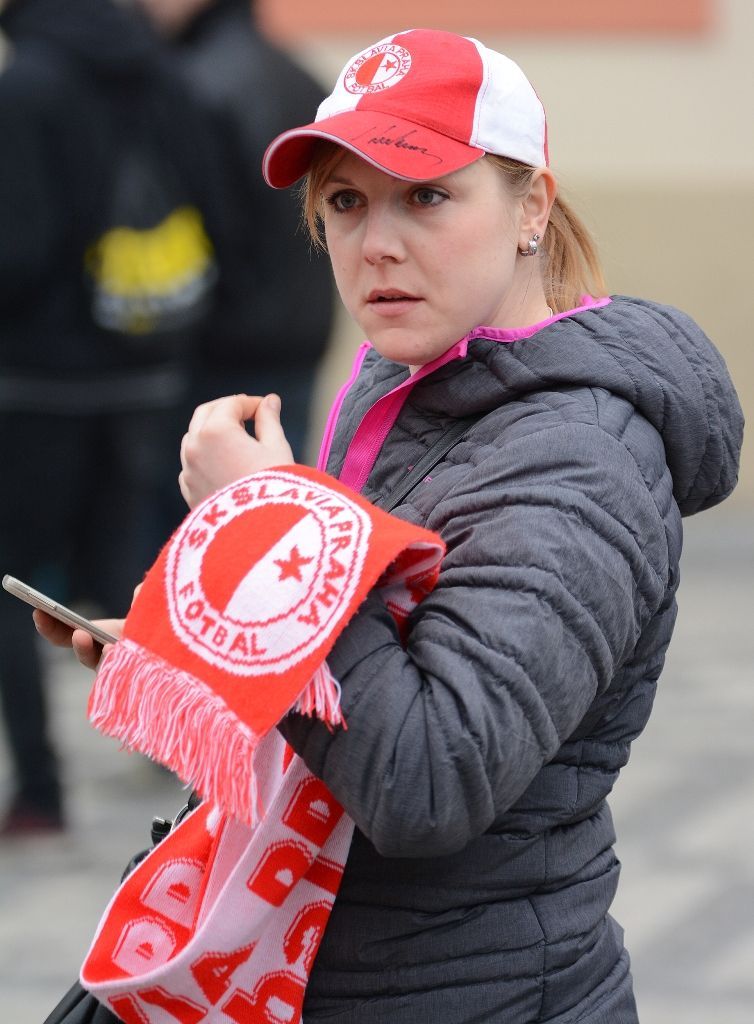 Pochod fanoušků Slavie na 285. derby (pochod gentlemanů)