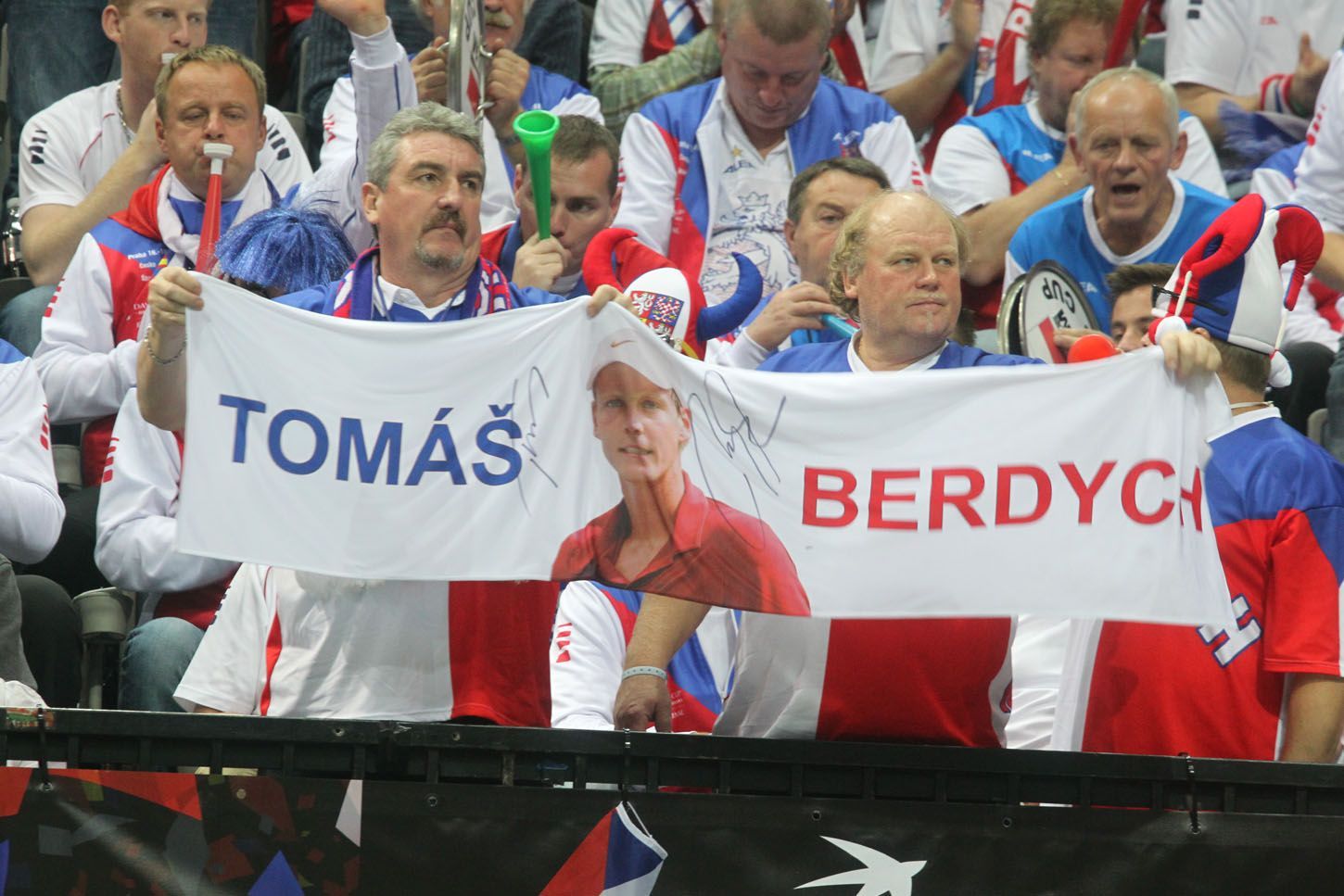 Český tenista Tomáš Berdych ve finále Davis Cupu 2012 proti Španělu Davidu Ferrerovi.