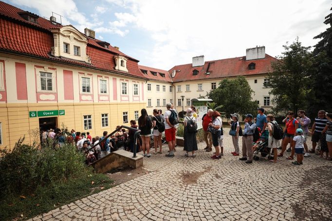 Lidé čekají na lanovku na Petřín v Praze, 4. listopadu 2019