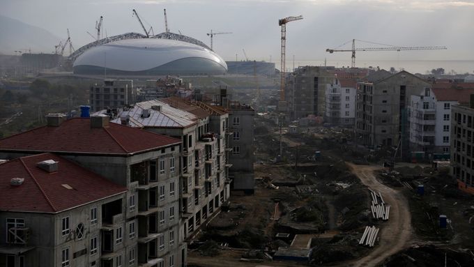 Takto vypadají rozestavěná sportoviště v Soči 14 měsíců před zahájením olympiády.