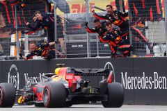 Vettel předvedl skvělou stíhací jízdu, ale závod v Německu vyhrál nakonec Verstappen