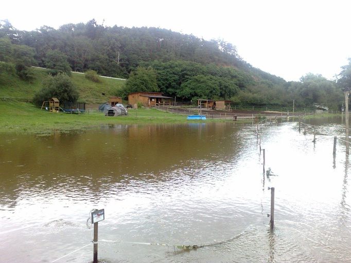 Rozvodněná Úslava v Plzni-Koterově, 21. 7. 2011.