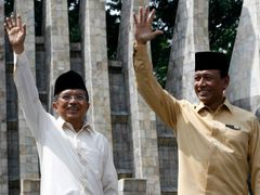 Viceprezident Jusuf Kalla a jeho volební partner generál Wiranto zdraví své příznivce