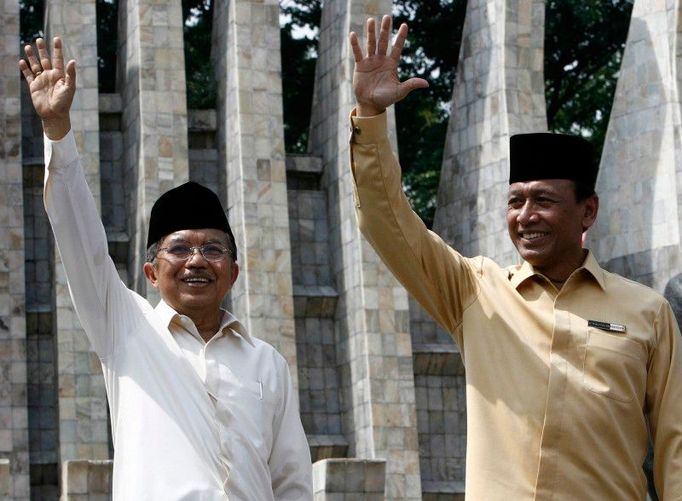 Viceprezident Jusuf Kalla a jeho volební partner generál Wiranto zdraví své příznivce