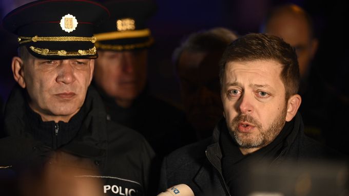 Policejní prezident Martin Vondrášek a ministr vnitra Vít Rakušan (STAN) hovoří s novináři na briefingu poblíž místa střelby na Filozofické fakultě v prosinci.