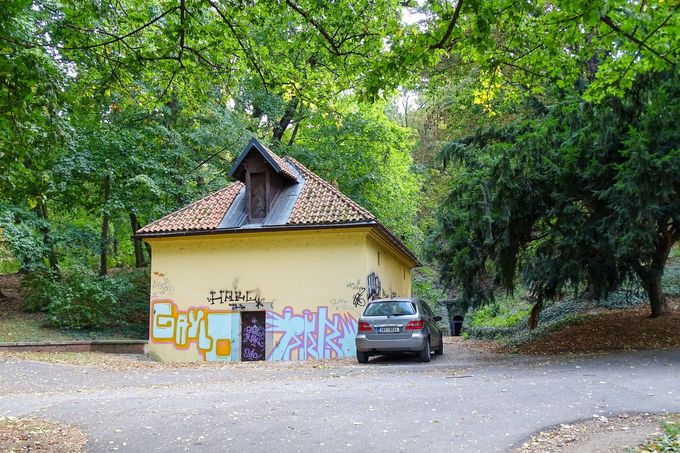 Vodovodní domek u vyústění štoly ve Stromovce. Snímek z roku 2015,