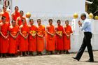 Při návštěvě historického centra se Obama pozdravil s buddhistickými mnichy. Buddhismus je v Laosu nejrozšířenější náboženství.