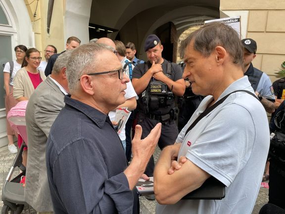 Hádka mezi Lubomírem Zaorálkem a Otou Novotným na dvoře stranického sídla v červenci 2025