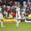 Zklamaní fotbalisté Realu Madrid Higuaín (vlevo) a Benzema