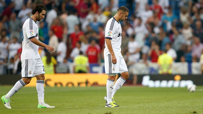 Zklamaní fotbalisté Realu Madrid Higuaín (vlevo) a Benzema