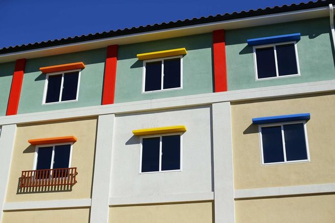 Windows are seen as construction continues on North America's first ever Lego Hotel being built at Legoland in Carlsbad, California January 17, 2013. The three-storey, 250-room hotel will open April 5. REUTERS/Mike Blake (UNITED STATES - Tags: TRAVEL SOCIETY) Published: Led. 17, 2013, 11:42 odp.