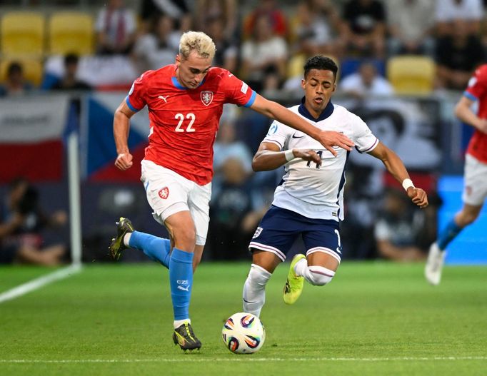 Matěj Hadaš v souboji s Omarim Hutchinsonem