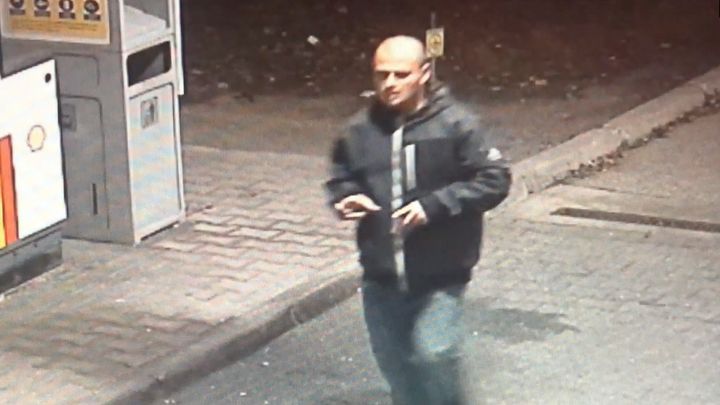 Poškrábaný lak, propíchané gumy. Muž poničil zdravotníkům auta, hledá ho policie; Zdroj foto: Policie ČR