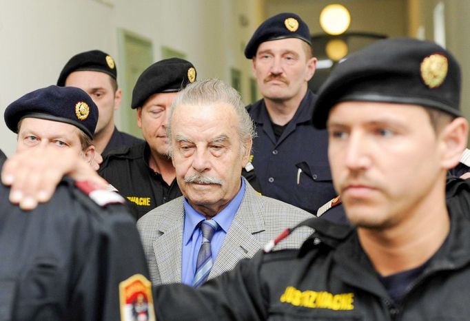 Josef Fritzl je eskortován k soudu ve Sankt Pöltenu 19. března 2009.