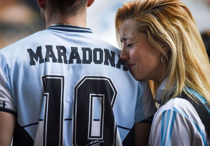 Fanoušci si připomínají památku zesnulého Diega Armanda Maradony (Buenos Aires, stadion Diega Armanda Maradony)