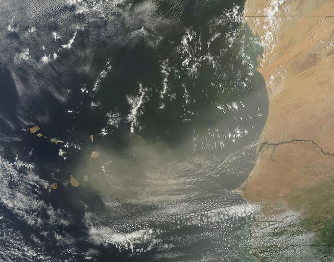 V říjnu NASA zveřejnila i tento úchvatný záběr prachové bouře u západní Afriky. Bouře se tam přehnala kolem 19. července 2013