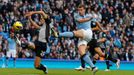 Fotbalista Manchesteru City Edin Džeko střílí přes Michaela Dawsona v utkání proti Tottenhamu Hottspur 11. kola Premier League.