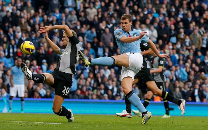 Fotbalista Manchesteru City Edin Džeko střílí přes Michaela Dawsona v utkání proti Tottenhamu Hottspur 11. kola Premier League.