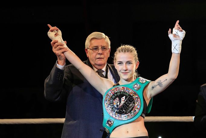 Fabiana Bytyqi v boji o stříbrný pás WBC