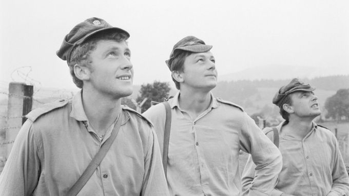 Českoslovenští pohraničníci na Šumavě pozorují vzdušný prostor u železné opony, snímek z roku 1968.