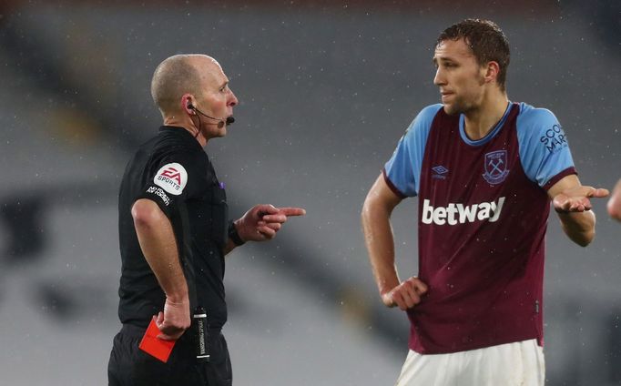 Mike Dean ukazuje Tomášovi Součkovi červenou kartu