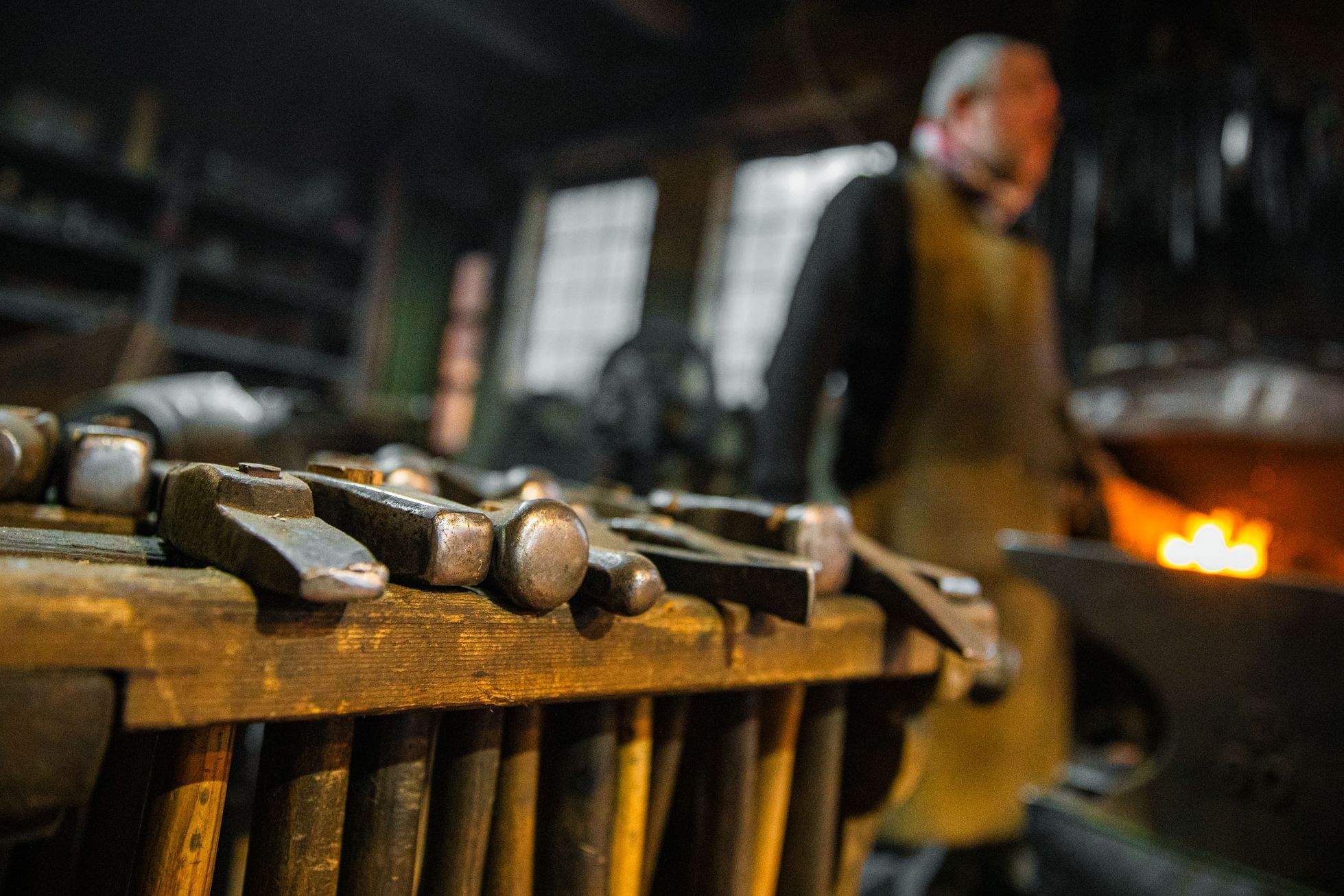 Kovář, platnéř Petr Brožek, výroba plátové zbroje a helmy