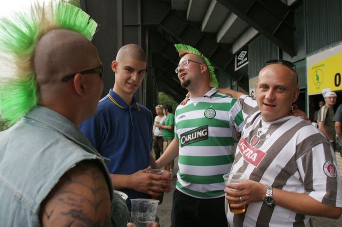 Pankáči raději pijí pivo než koukají na fotbal. Ale zelenobílou kombinaci ctí.