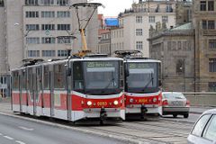 Pražská tramvajová revoluce: První den po změnách byl klidný, nápor se čeká v pondělí