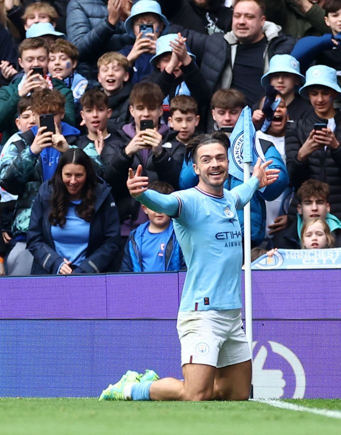 Jack Grealish z Manchesteru City saví gól v sítí Liverpoolu