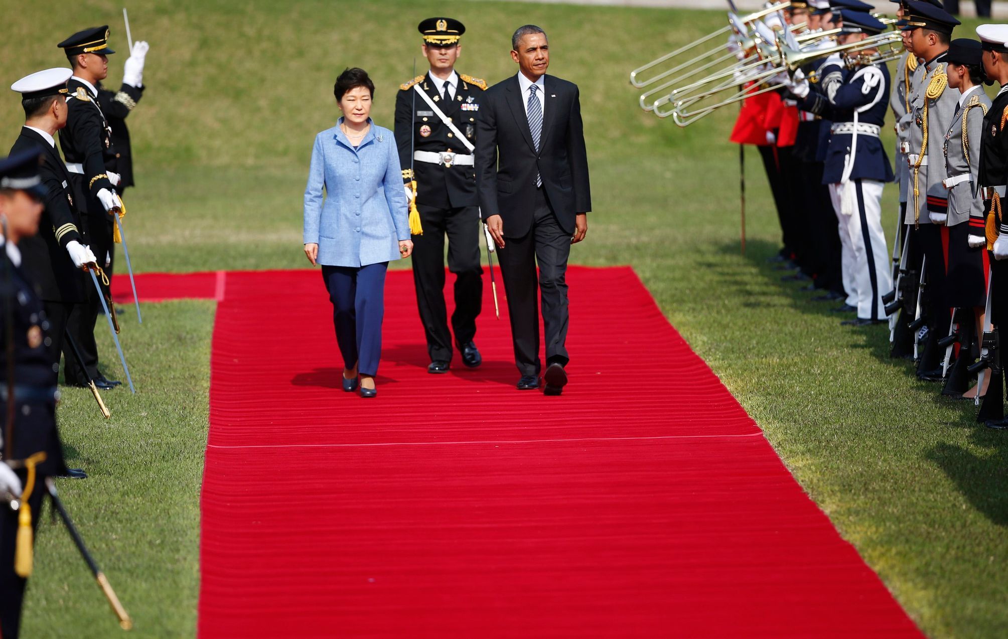 U.S. President Obama and South Korean President Park inspect an honour guard at the presidential Blue House in Seoul