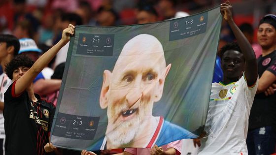 Plakát "starce" Lionela Messiho  v hledišti osmifinále MS klubů PSG - Inter Miami