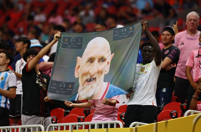 Plakát "starce" Lionela Messiho  v hledišti osmifinále MS klubů PSG - Inter Miami