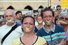 Potichu proti Babišovi. Prahou pochodovalo pět stovek demonstrantů se zalepenými ústy