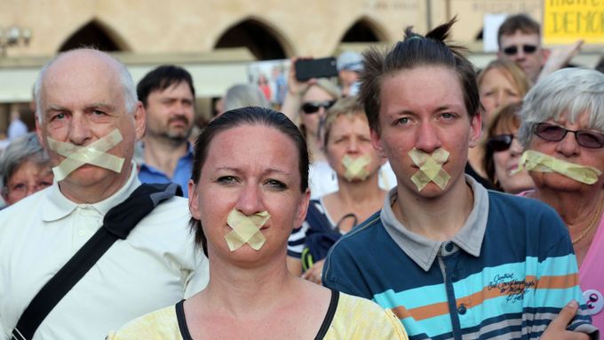 Potichu proti Babišovi. Prahou pochodovalo pět stovek demonstrantů se zalepenými ústy