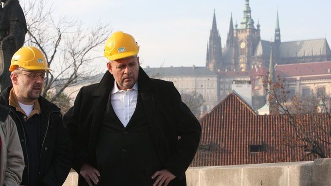 Ministr Jehlička si stavbu prošel. Prohlásil, že byl při rekonstrukci porušen zákon. Doufá ale, že většinu pochybení bude možné odstranit
