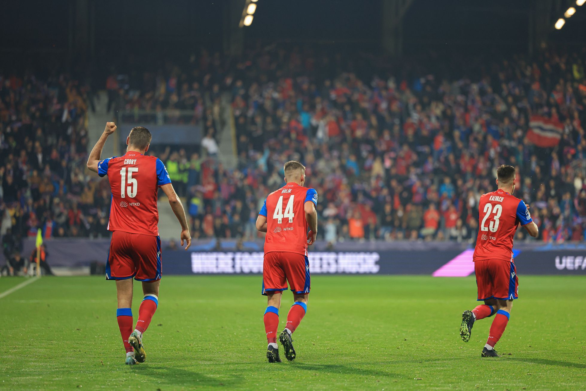 Radost hráčů Plzně v zápase LM Plzeň - Barcelona