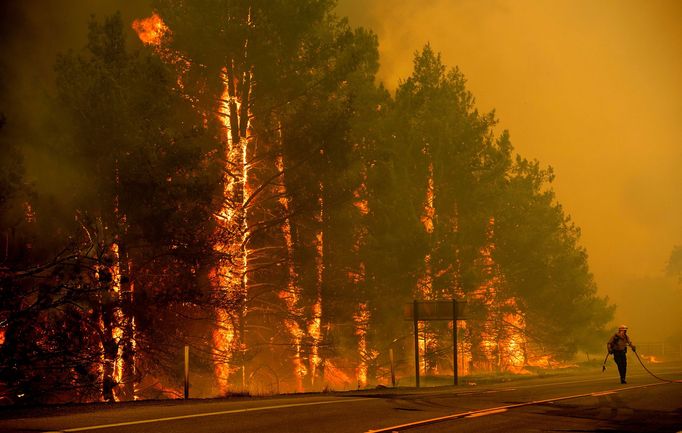 Lesní požár v Kalifornii v oblasti Calif v severní části Kalifornie. Červenec 2018.