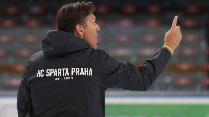 Uwe Krupp na prvním tréninku Sparty před sezonou 2018-19