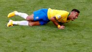 Simulující Neymar v zápase letošního mistrovství světa ve fotbale mezi Brazílií a Mexikem.