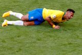 Simulující Neymar v zápase letošního mistrovství světa ve fotbale mezi Brazílií a Mexikem.