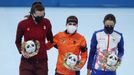 Stříbrná Isabelle Weidemannová z Kanady, zlatá Nizozemka Irene Schoutenová a bronzová Martina Sáblíková po závodě rychlobruslařek na 5000 m na ZOH v Pekingu 2022