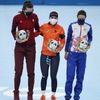 Stříbrná Isabelle Weidemannová z Kanady, zlatá Nizozemka Irene Schoutenová a bronzová Martina Sáblíková po závodě rychlobruslařek na 5000 m na ZOH v Pekingu 2022