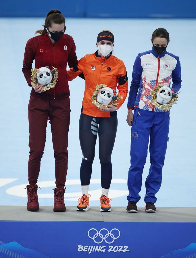 Stříbrná Isabelle Weidemannová z Kanady, zlatá Nizozemka Irene Schoutenová a bronzová Martina Sáblíková po závodě rychlobruslařek na 5000 m na ZOH v Pekingu 2022