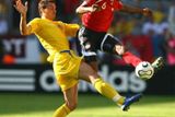 Švédský útočník Zlatan Ibrahimovič v souboji s Dennisem Lawrencem v utkání skupiny B Švédsko - Trinidad a Tobago.