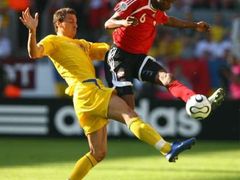 Švédský útočník Zlatan Ibrahimovič v souboji s Dennisem Lawrencem v utkání skupiny B Švédsko - Trinidad a Tobago.